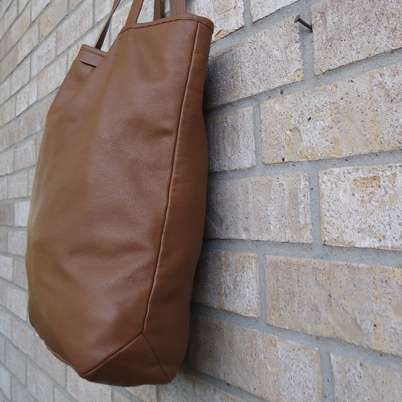 Elegant Tan Leather Tote Bag - Picture 4 of 16